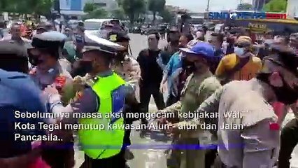Demo Tuntut Pembongkaran Portal Alun-alun Tegal Ricuh