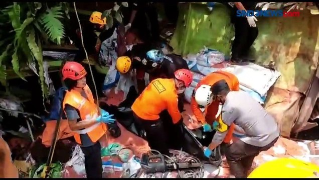Rem Blong, Truk Pengangkut Pupuk Terjun ke Jurang Sedalam 20 Meter, 2 Tewas