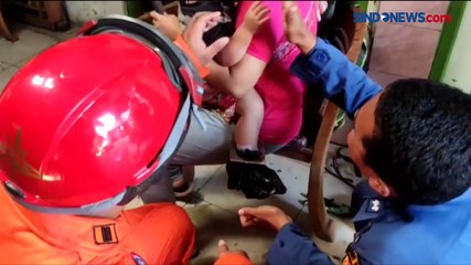 Tegang! Petugas Damkar Evakuasi Kaki Balita Terjepit Besi