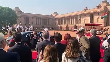 Descargar video: Italia-India, onori militari per Meloni a palazzo presidenziale N. Delhi- Video