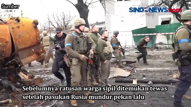 Presiden Ukraina Volodymyr Zelensky Mengunjungi Kota Bucha dan Bertemu Penduduk