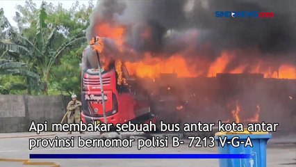 Bus Terbakar di Terminal Pulogebang  Cakung  Jakarta Timur
