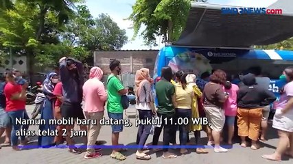 Warga Serbu Mobil Penukaran Uang Rupiah Baru di Pasar Koja Baru
