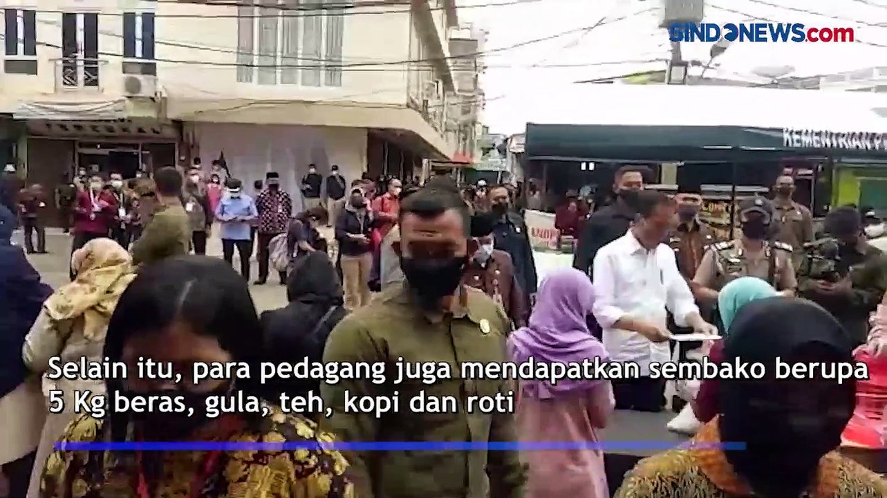 Presiden Jokowi Bagikan BLT di Pasar Bedug Jambi