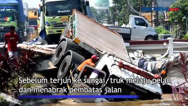 Sopir Ngantuk, Truk Pengangkut 40 Ton Pakan Ternak Terjun ke Sungai