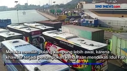 Скачать видео: Pelabuhan Merak Ramai, Warga Pilih Mudik Lebih Awal