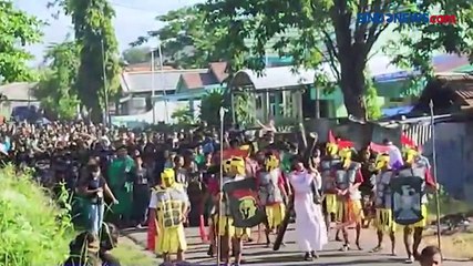 Ikuti Prosesi Jalan Salib, Umat Katolik Maumere Menangis