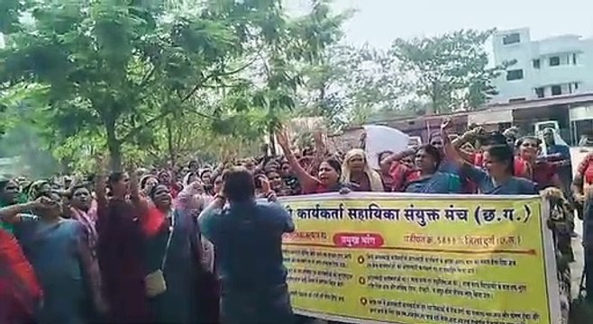 अध्यक्ष को थमाया आदेश तो बिफरी आंगनबाड़ी कार्यकर्ताओं ने घेरा दफ्तर, बोलीं आदेश वापस या करो सबको बर्खास्त