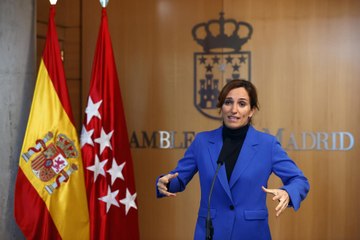 El aplauso a los sanitarios impulsado por Ayuso que indigna al PSOE y el baile de Mónica García