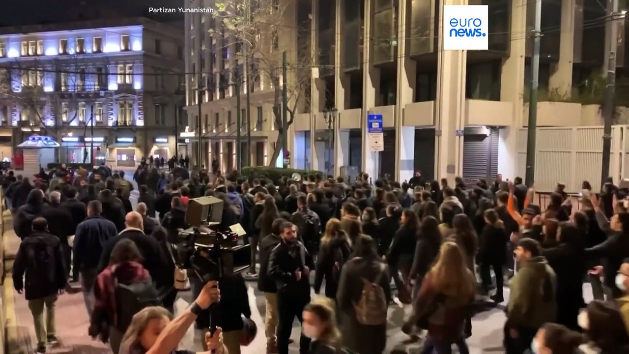 Grecia, scontro tra treni: contestate le Ferrovie greche. Continuano le ricerche nei vagoni