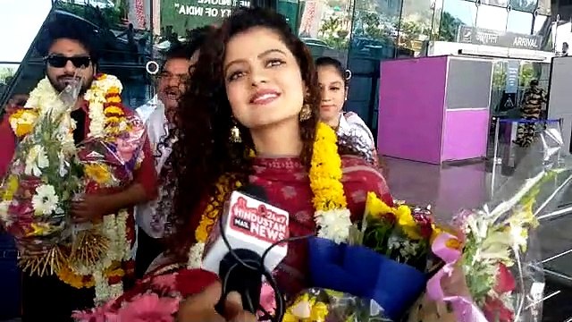 शादी के बाद पहली बार पति संगीतकार मिथुन के साथ इंदौर आइ सिंगर पलक मुछाल। एयरपोर्ट पर हुआ स्वागत।