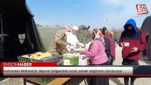 Kahraman Mehmetçik deprem bölgesinde sıcak yemek dağıtımını sürdürüyor