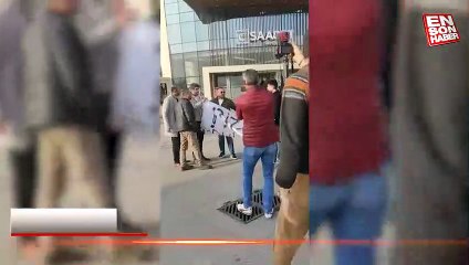 Bir grup genç, altılı masanın toplantısını protesto etti