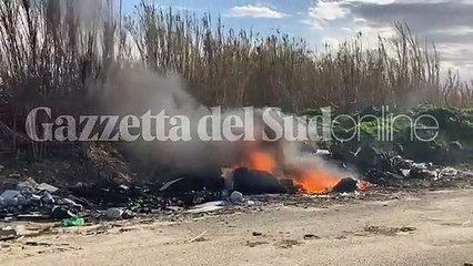 Marina di Rosarno, rifiuti in fiamme vicino la foce del Mesima