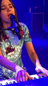 Louise Combier interprète Il pleut , sa chanson écrite par Marc Lavoine