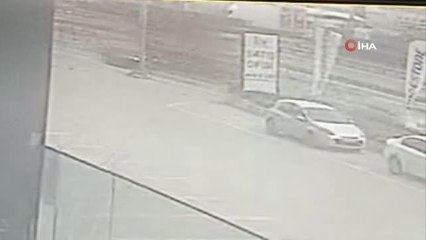 Beylikdüzü'nde elektrik direğine çarpan motosikletteki kurye hayatını kaybetti