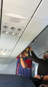 Avião aterra de emergência... após incêndio em máquina de cozer alimentos