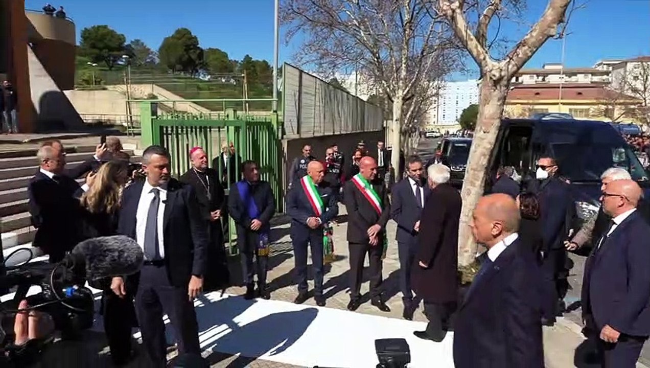 Naufragio migranti, Mattarella arriva al PalaMilone: i crotonesi urlano "giustizia"