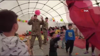 Depremzede çocuklara Mehmetçikten psikososyal destek