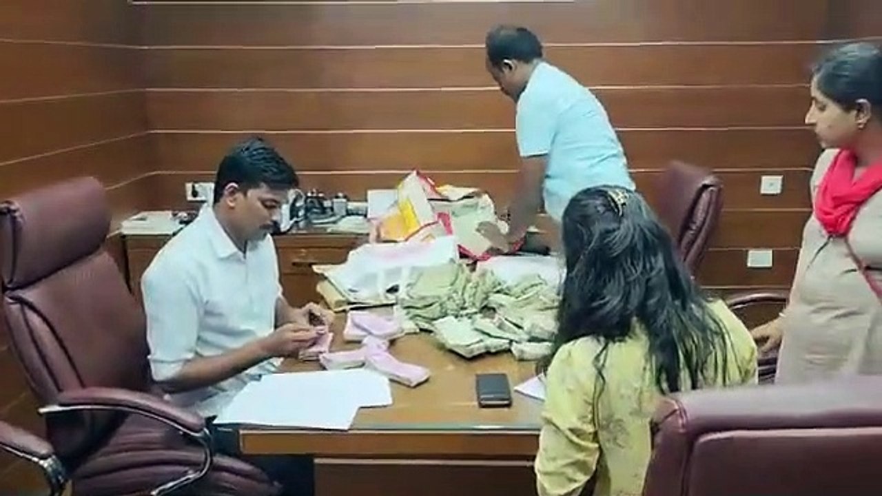 भाजपा विधायक का बेटा 40 लाख रुपए रिश्वत लेते पकड़ाया