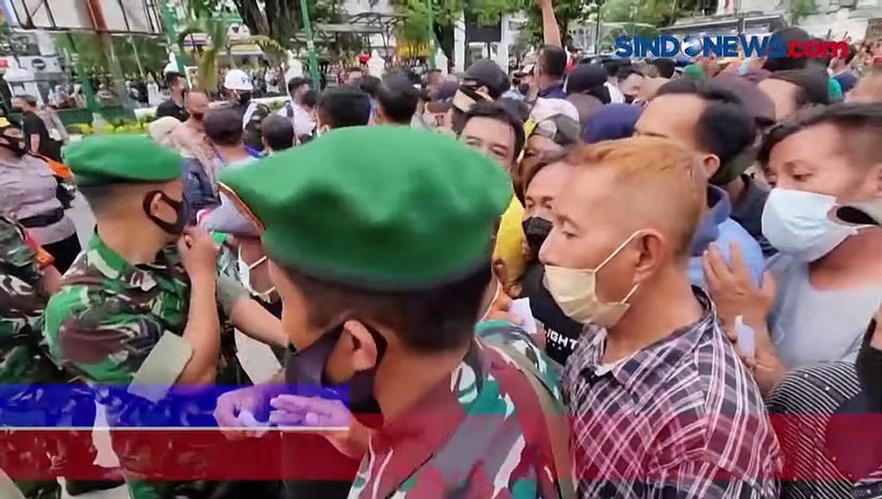 Jokowi Bagi Ribuan Paket Sembako dan Uang Tunai di Malioboro