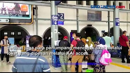 Descargar video: Stasiun Pasar Senen Alami Kepadatan di Hari Raya Idul Fitri