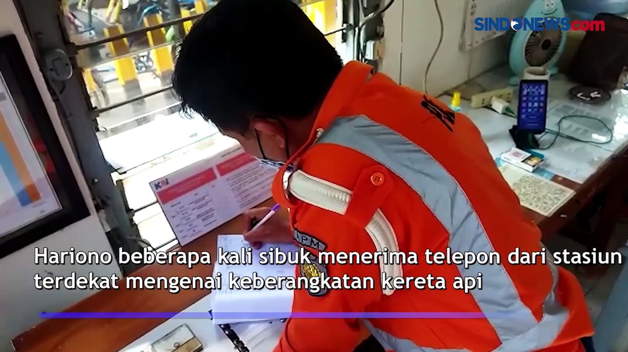 Cerita Penjaga Palang Pintu Perlintasan KA yang Rela Lewatkan Lebaran Bersama Keluarga