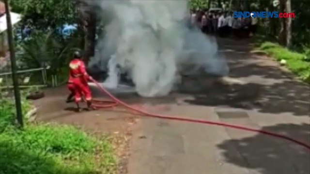 Hendak Silaturahmi Lebaran, Minibus Ludes Terbakar