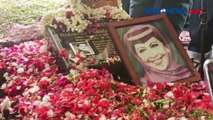 Tangis Nia Zulkarnaen Mengiringi Pemakaman Ibunda Tercinta Mieke Wijaya