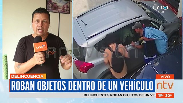 Delincuentes sustraen objetos dentro de un vehículo estacionado