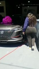 Mujer que ayudó a Karim Abu en accidente recibe lujosa jeepeta