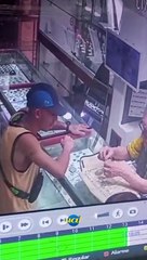 Homem furta joalheria em Juiz de Fora (MG)