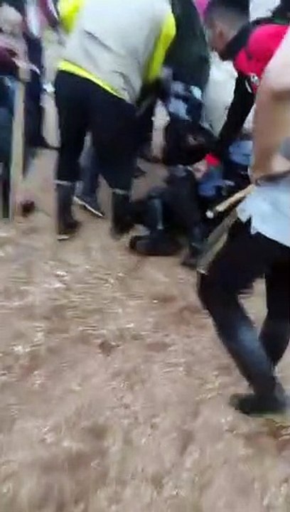 Indígenas y supuestos campesinos agreden a policías del ESMAD