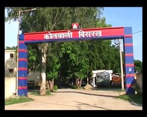 हाथ में शराब और सिगरेट के साथ लिपट में सजी महफिल,