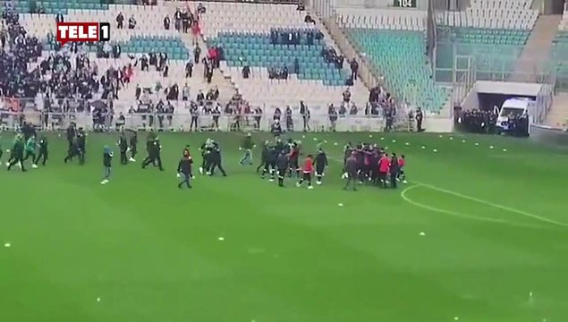 Bursa'da provokasyon! Otel önünde slogan attılar idmanda sahayı bastılar