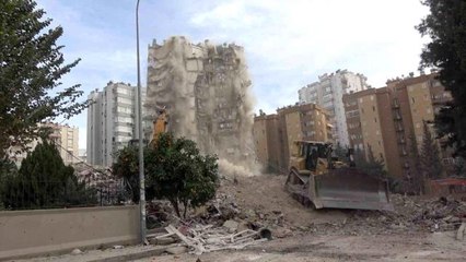 Adana'da ağır hasar alan Ayas sitesinin diğer bloğu da kontrollü olarak yıkıldı