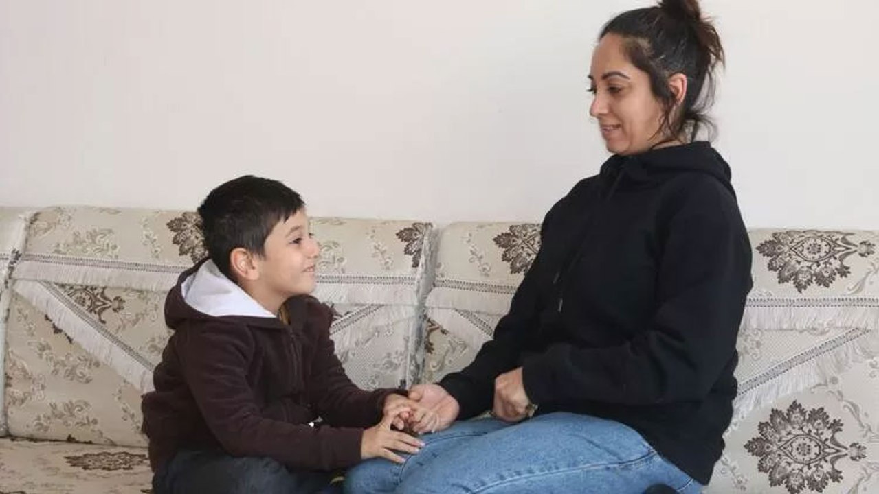 Depremde çocuklarıyla son anda kurtulduğu evin yıkılışını izlemiş
