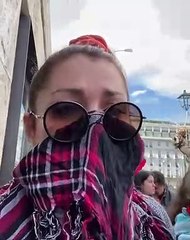 Κλέλια Ρένεση: Ξεσπά με το παιδί της αγκαλιά στην πορεία στο Σύνταγμα! «Ξεφτιλισμένοι»