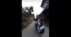 Ce papa roule à toute vitesse en scooter avec son enfant
