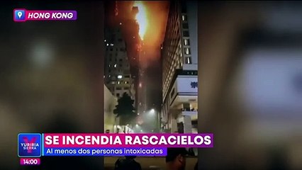 Incendio consume rascacielos en Hong Kong