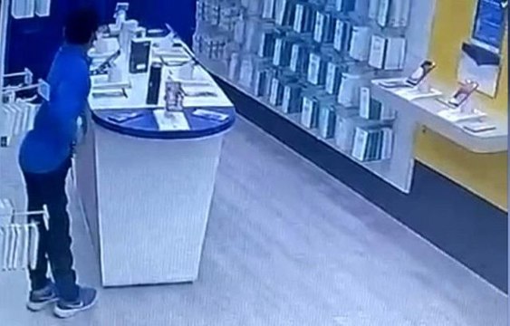 Kulaklığı çalıp cinsel organına sakladı, kameralara yakalandı