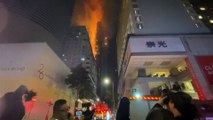 Grande incêndio atinge arranha-céu em construção em Hong Kong