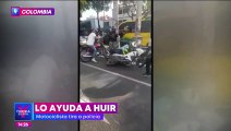 Motociclista tira a policía para ayudar a huir a un joven detenido