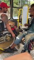 Briga entre cadeirantes é registrada dentro de ônibus; assista