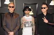 Blink-182 pospone su gira por la lesión en un dedo de Travis Barker