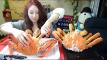 Eating Show -  Mukbang - Hot Girl Korean - Steamed Crabs
