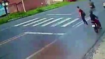CENAS FORTES: jovem é arremessado em atropelamento na faixa de pedestres