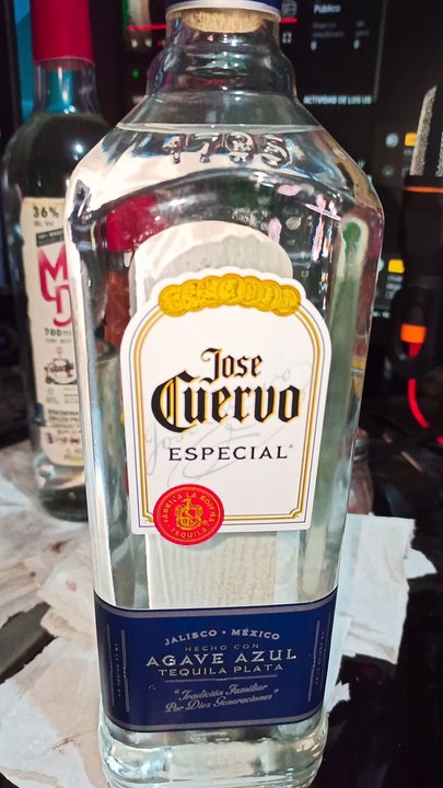 una botella de tequila plata jose cuervo especial de los mejores licores de mexico