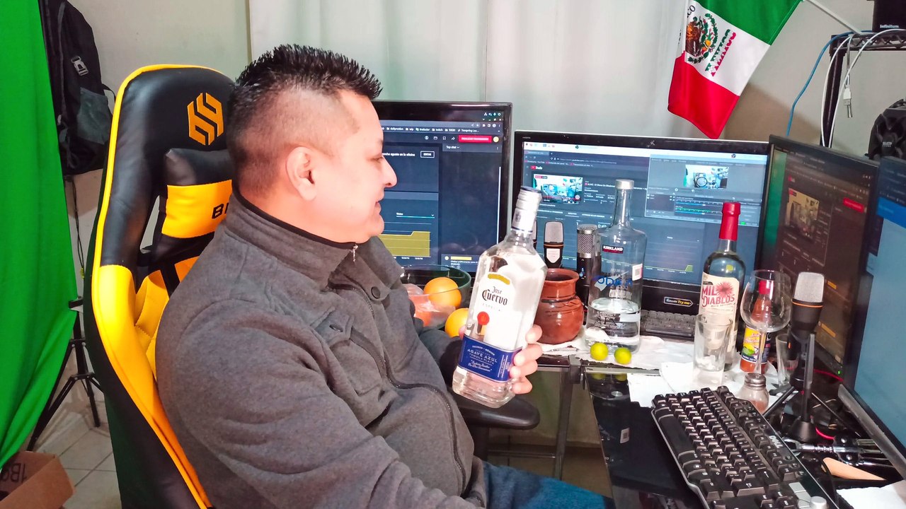 abriendo una botella de tequila plata jose cuervo especial de agave azul un licor de la mas alta calidad en mexico