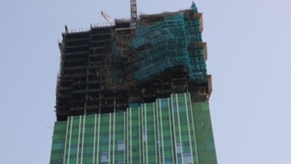 Al menos dos heridos tras el incendio de un rascacielos en obras en Hong Kong